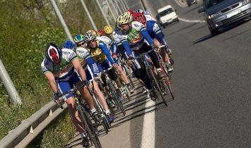 grupo-ciclistas-carretera